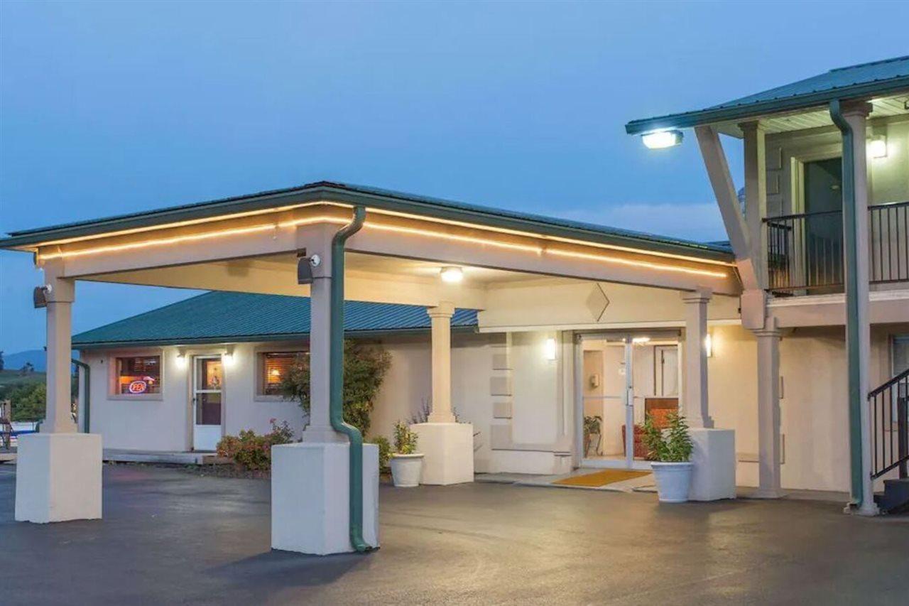 Knights Inn Glade Spring Exterior photo
