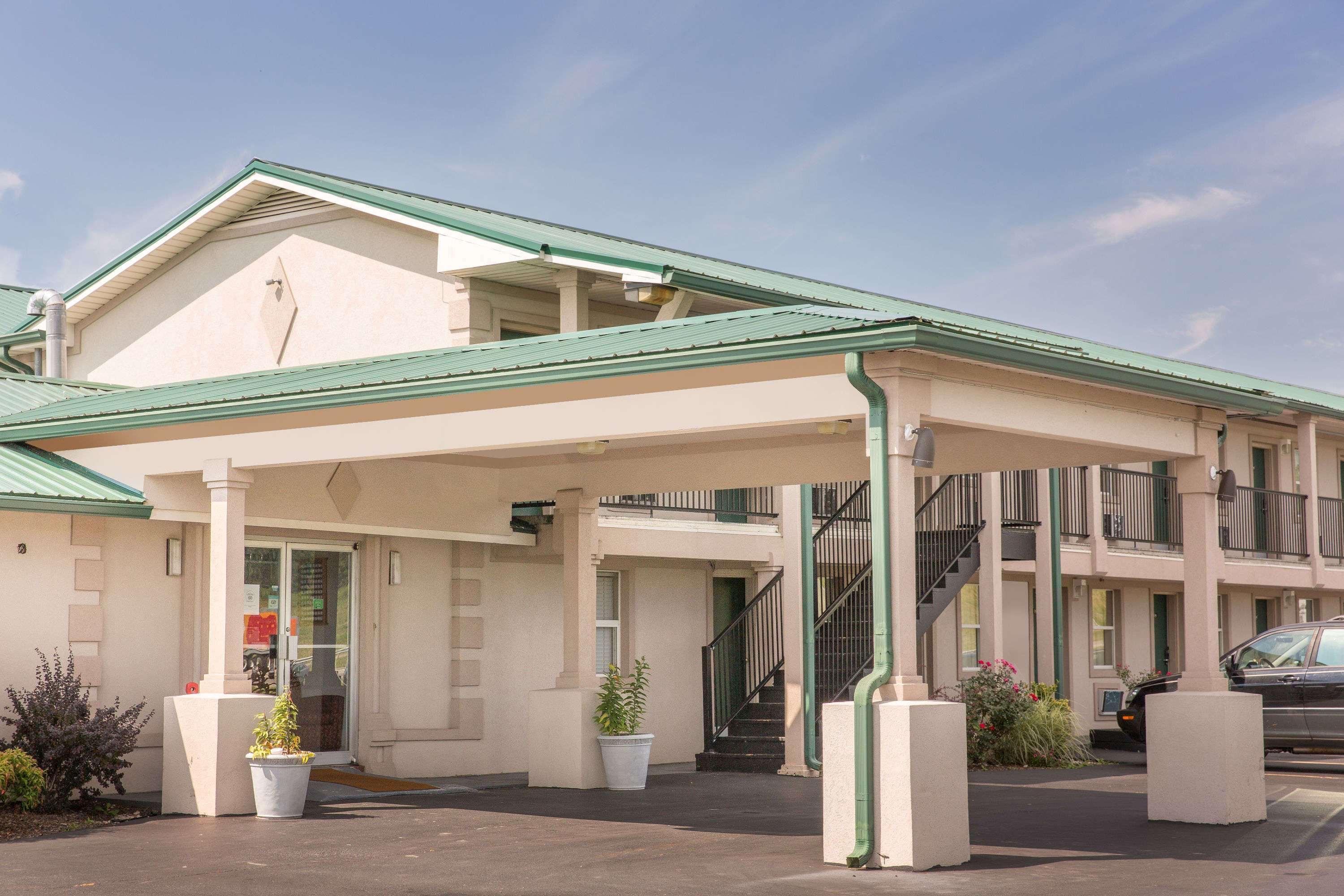 Knights Inn Glade Spring Exterior photo