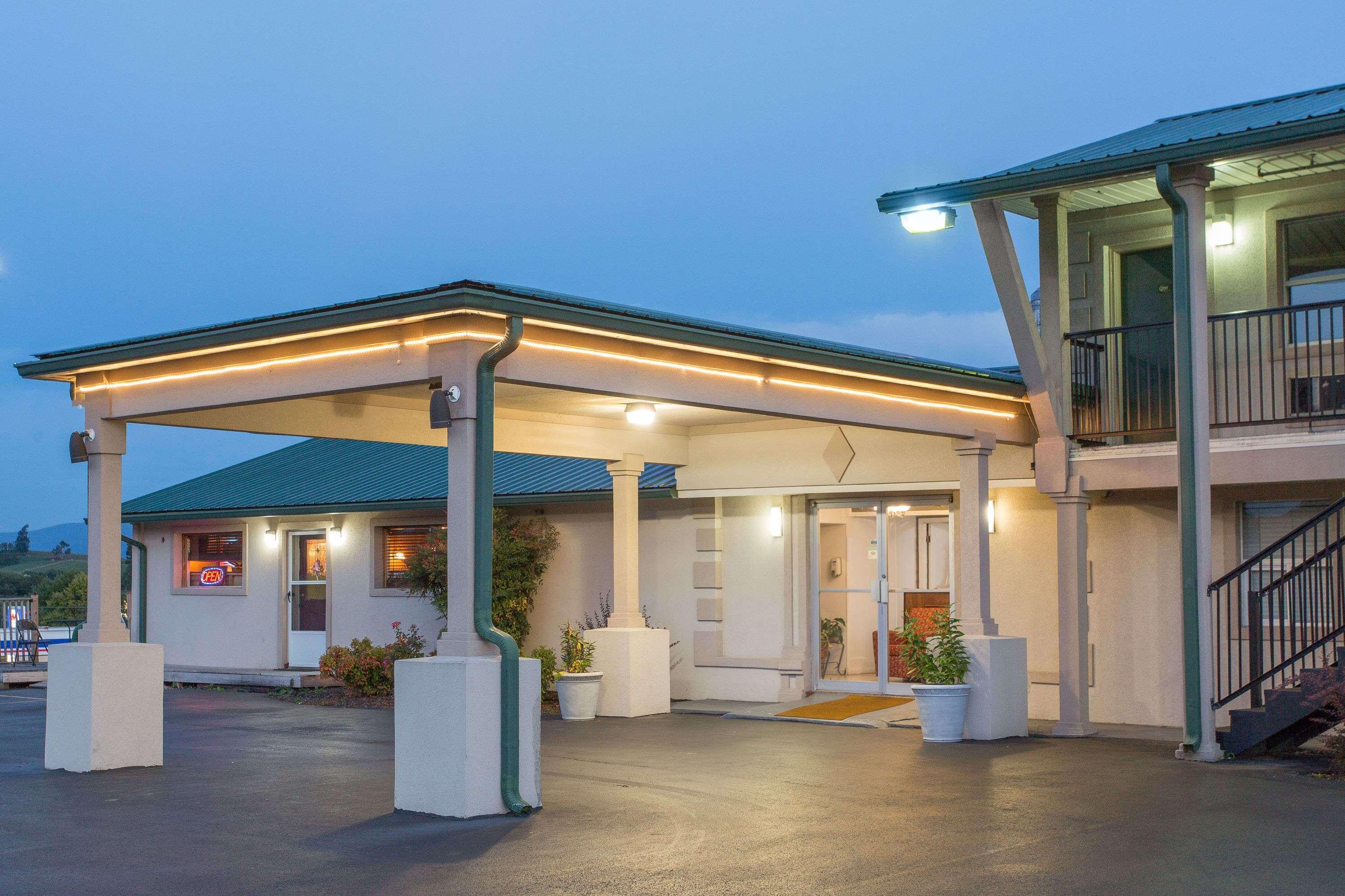 Knights Inn Glade Spring Exterior photo
