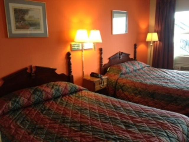 Knights Inn Glade Spring Room photo