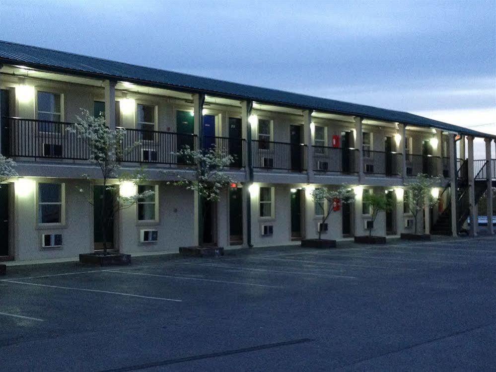Knights Inn Glade Spring Exterior photo